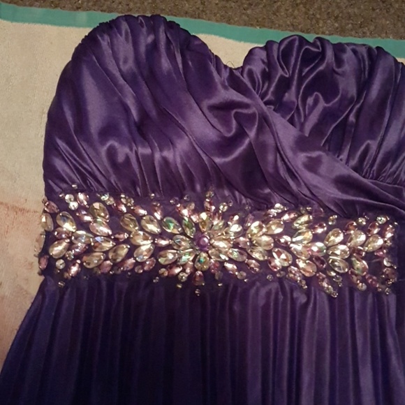 Gown - Picture 2 of 4